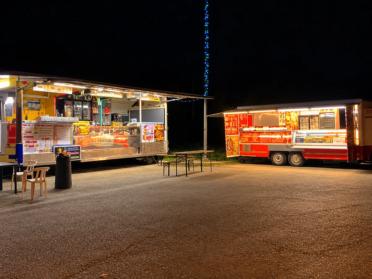 Due food truck illuminati di notte